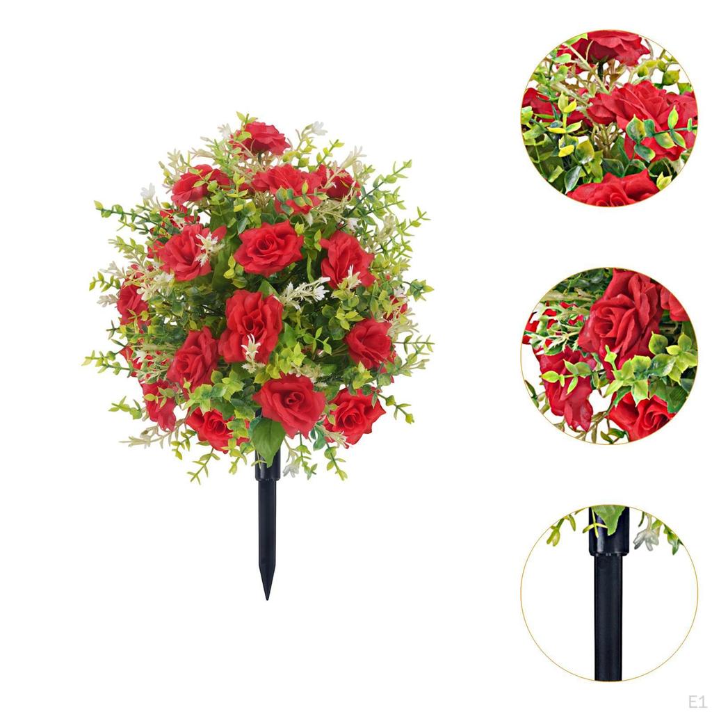 Искусственный памятный цветок с растением на ложном колышке за столом