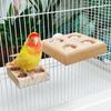 Натуральная деревянная игрушка-кормушка для попугаев с прыгательной платформой Аксессуар для домашних птиц Развивает интеллект и активность птиц
