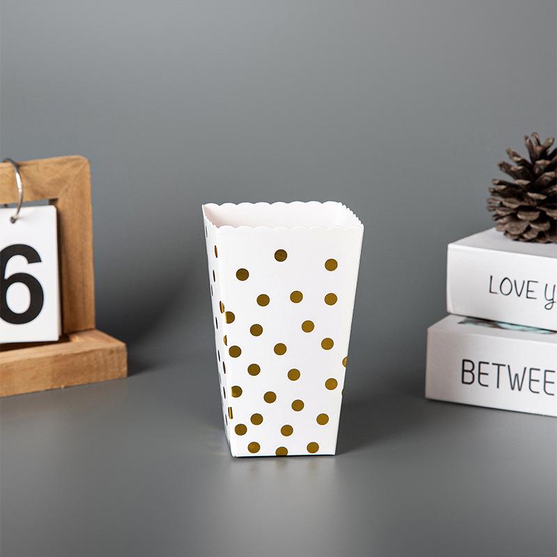 Складная бумажная коробка с тиснением золотом, черного и белого цветов для куриного попкорна, картофельных чипсов или других закусок — одноразовая упаковка для пищевых продуктов.