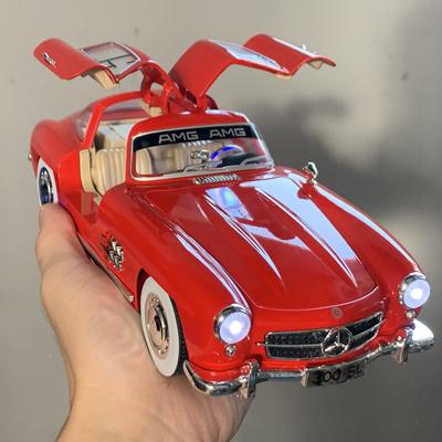1:Высокоточная модель автомобиля Mercedes-Benz 300SL 2018 года выпуска, выполненная из литого металла. Отличное украшение для дома, рабочего стола, центральной консоли автомобиля. Игрушечная модель.