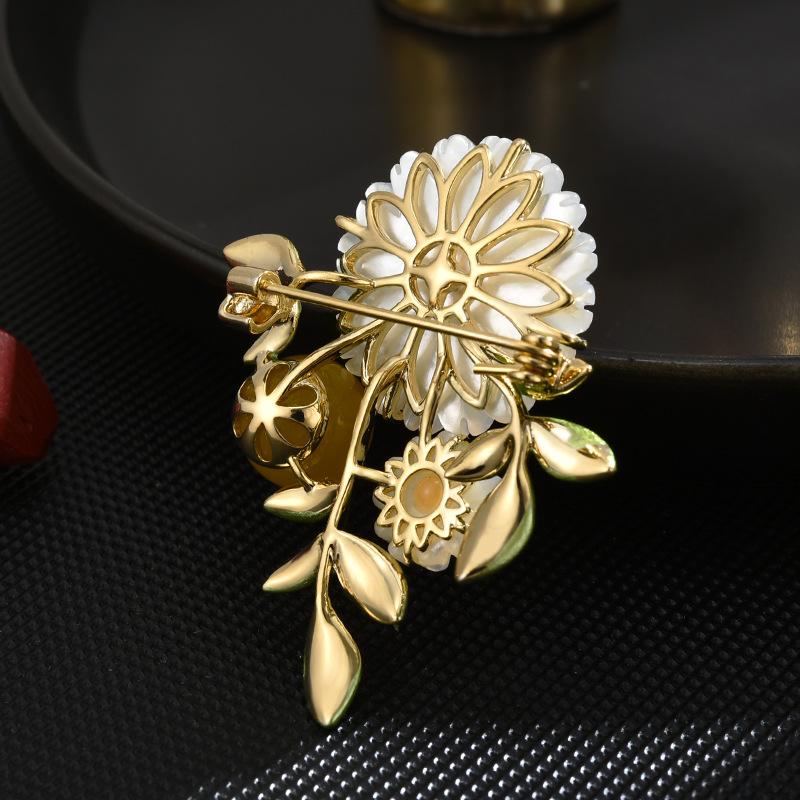 Daisy Brooch, High-End Fritillary Tide Personalized Women'S Pin, Elegant Clothes Accessories, Neckline Decorative Neckpin