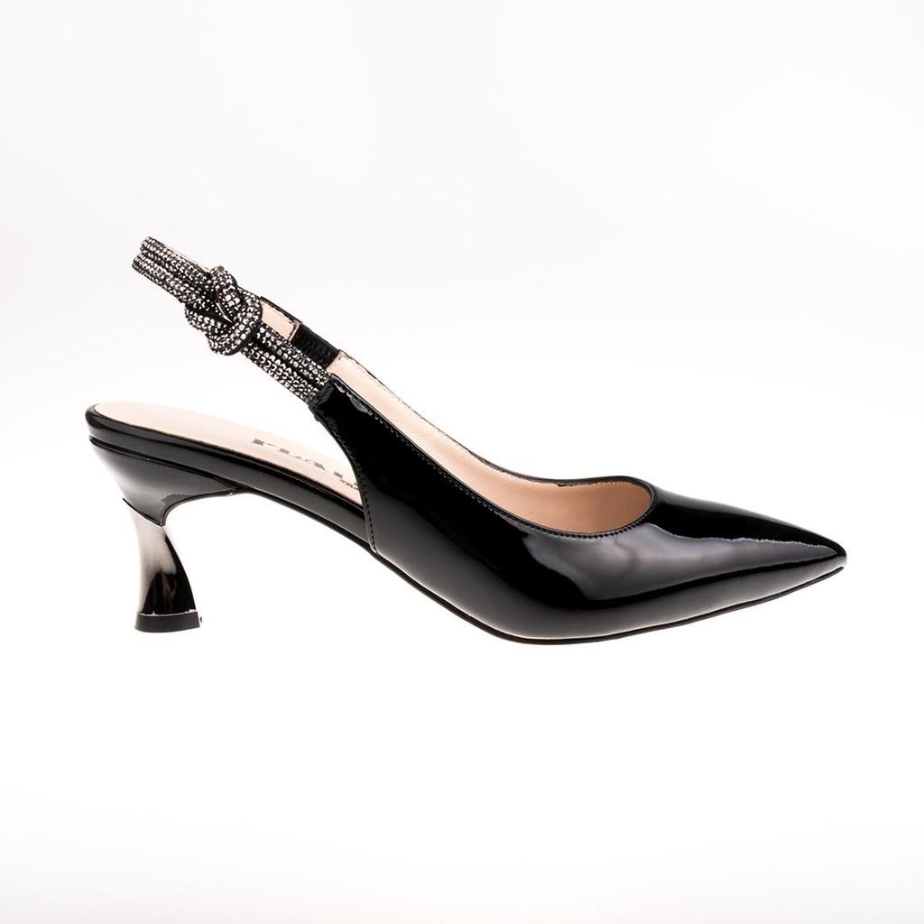 Женская обувь из натуральной кожи особого дизайна на среднем каблуке