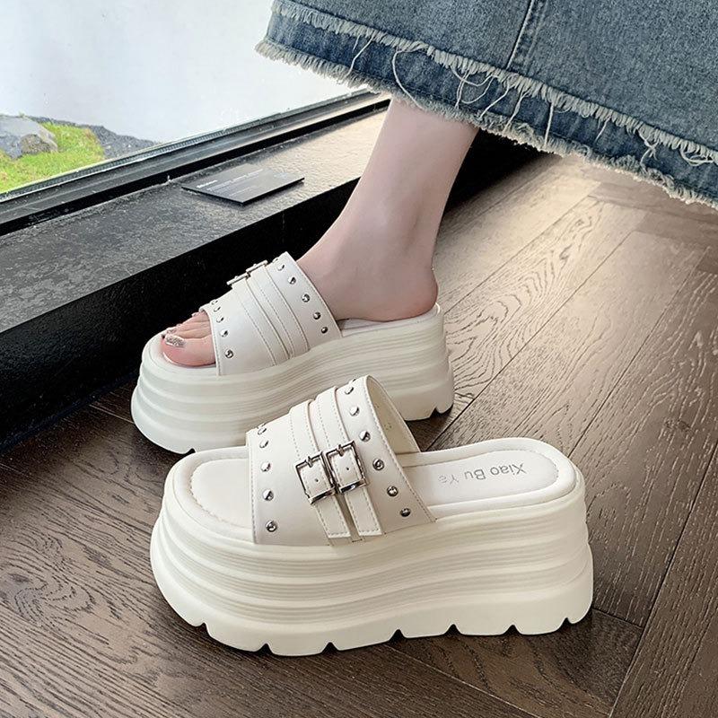 Женские массивные шлепанцы 8 см высоты увеличивающие платформенные сандалии 2025 лето новые пляжные шлепанцы для женщин панк стиль повседневные шлепанцы