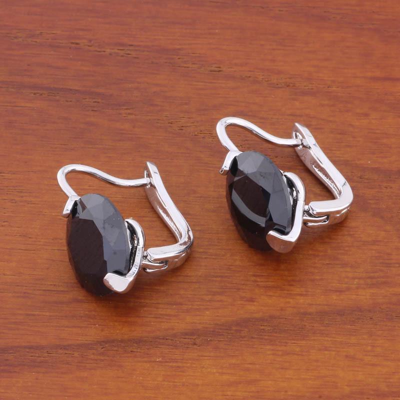 Простые и элегантные круглые серьги с розовым цирконом и застежкой-левербек