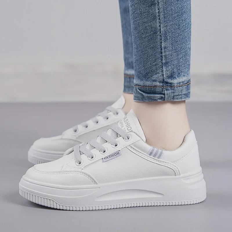 Женские легкие белые кожаные спортивные повседневные туфли 2025 года с дышащей мягкой толстой подошвой для весны и осени