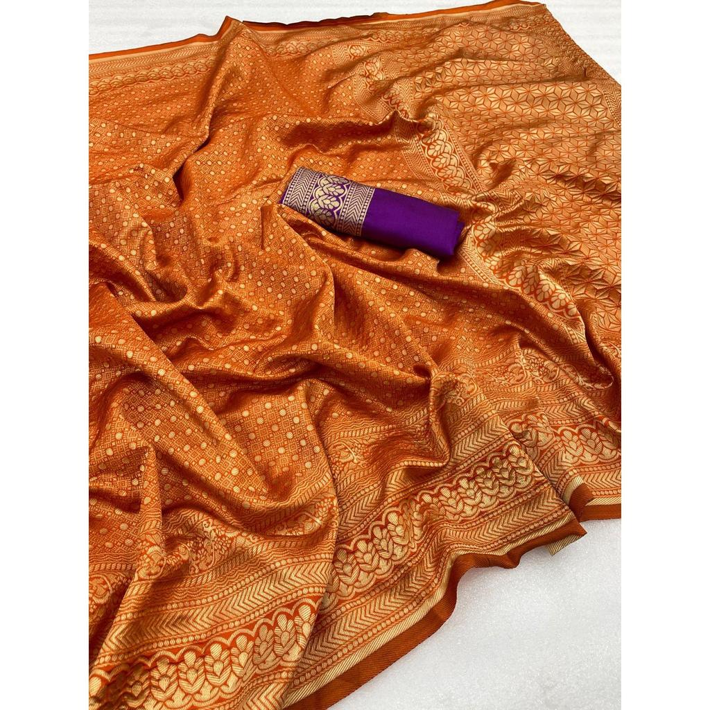 Шелковое сари из магазина АЛМААРИ украшено красивой вышивкой Зари в виде традиционных мотивов.