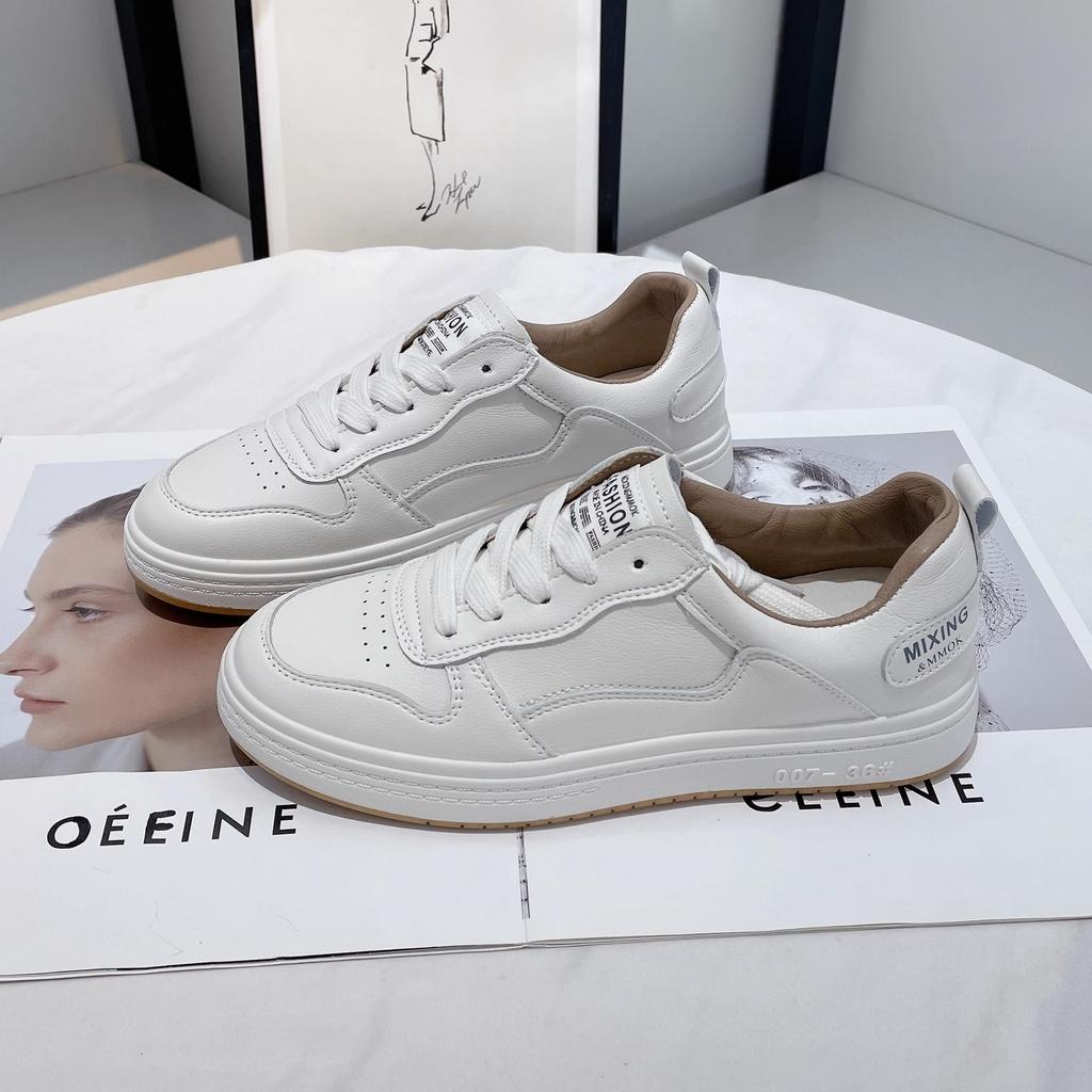 Корейская версия модных белых туфель с мягкой подошвой для женщин, осень 2024, новые интернет-знаменитости, повседневные универсальные спортивные туфли на плоской подошве, прилив