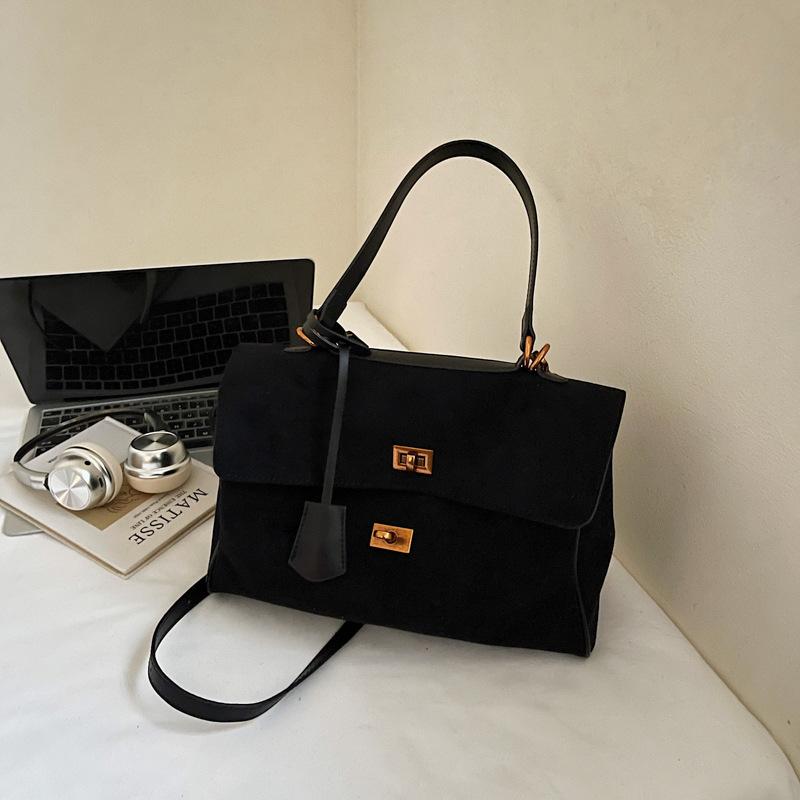 Премиальная ретро матовая сумка-мессенджер для通勤 2025 осень и зима новая женская плечевая сумка подмышку портативная сумка-тоут