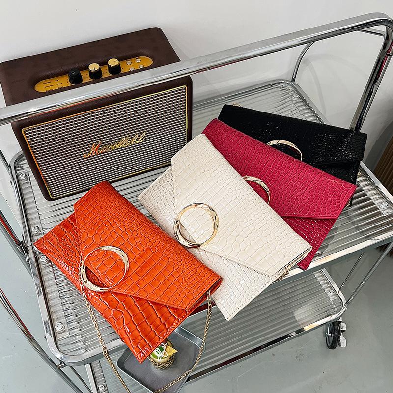 Сумка-конверт с крокодиловым узором для женщин 2024 года, новая корейская версия, модная маленькая квадратная сумка, сумка-мессенджер на цепочке в иностранном стиле