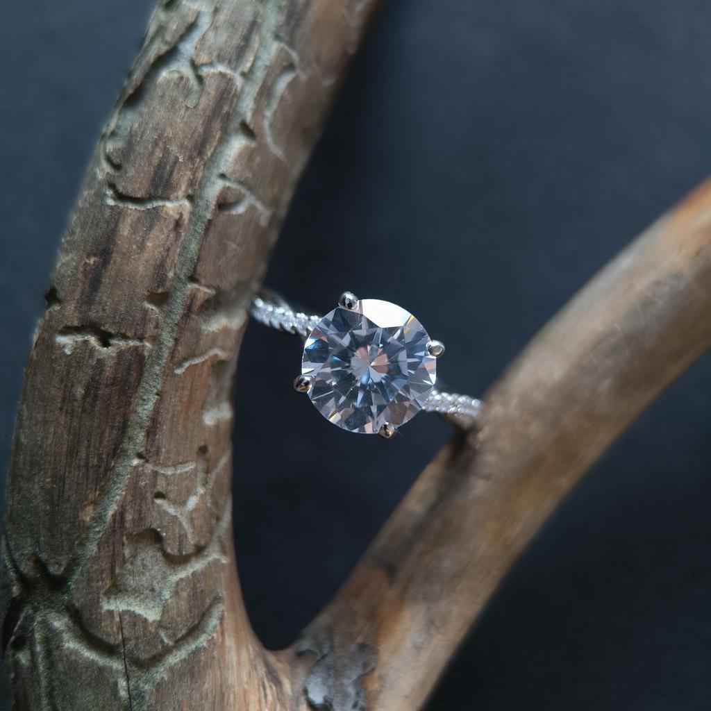 Серебряное кольцо с фианитами, вес изделия 4,57 гр (2207467)
