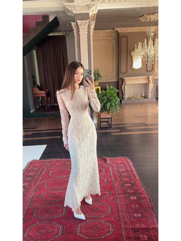 Женское осеннее платье 2025 года с кружевными вставками и длинным рукавом - Сексуальное, стройнящее, с акцентом на талии