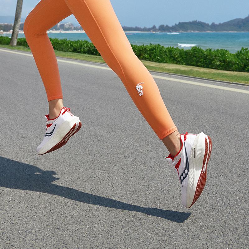 SAUCONY Triumph 21 Легкие Удобные Сетчатые Амортизирующие Низкие Кроссовки для Бега Женские кроссовки Белый Красный S10881-136