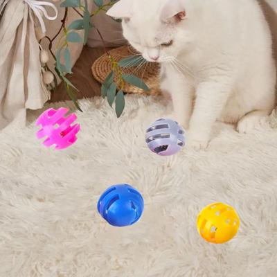 Игрушка для кошек, мячик-дразнилка, интерактивный мячик с колокольчиком, пластиковый, случайный цвет, мячик для погони кошки, полый, звенящий мячик, игра для кошки