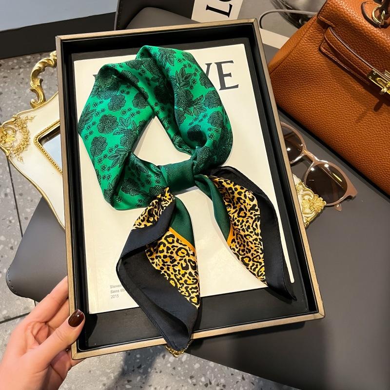 New silk scarf women's fashion versatile high-end small square scarf Korean version neck protection scarf spring and autumn retro scarf tied bag