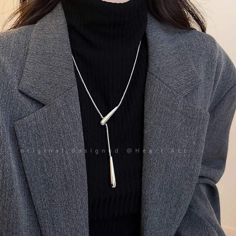 Minimalist Water Drop Necklace: Long Chain Clavicle Design for Women, Autumn/Winter 2024