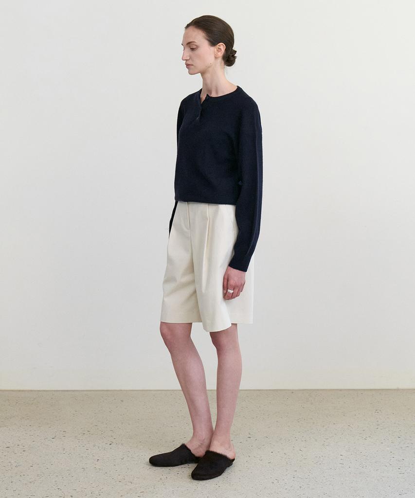 STEP AROUND Front Tuck Bermuda Cotton Pants_Cream