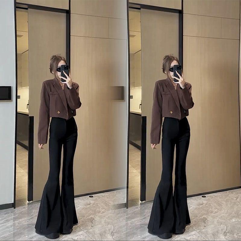 Комплект одежды весна-осень 2025: блейзер и расклешенные брюки для невысоких девушек.