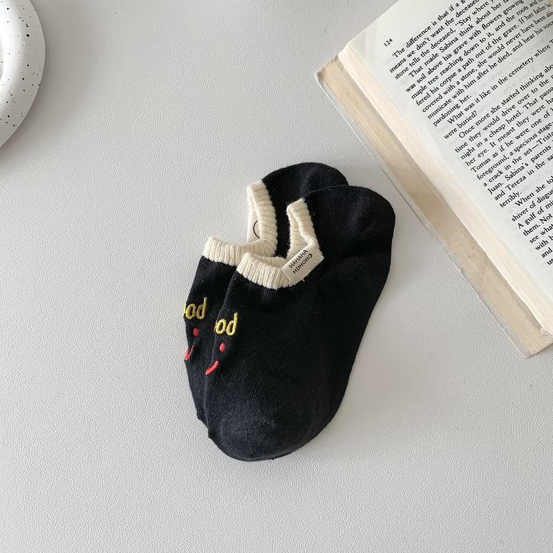 Тонкие женские носки на весну и лето с вышитыми буквами, мультяшными улыбающимися лицами, невидимой пяткой и не сползающие