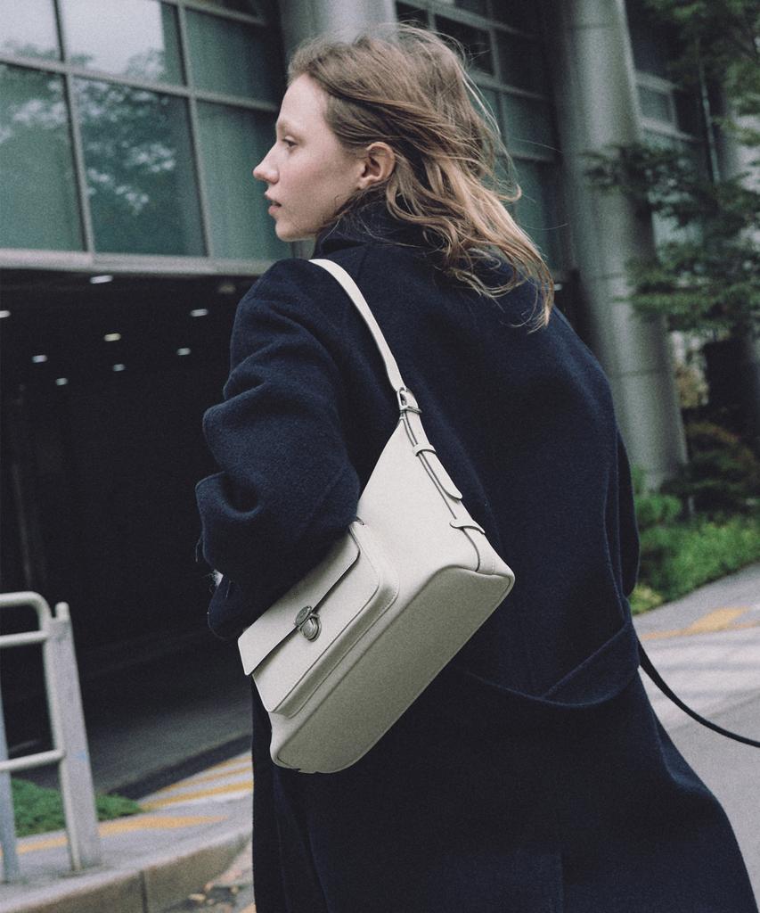 Ostkaka Clasp Pocket Shoulder Ivory