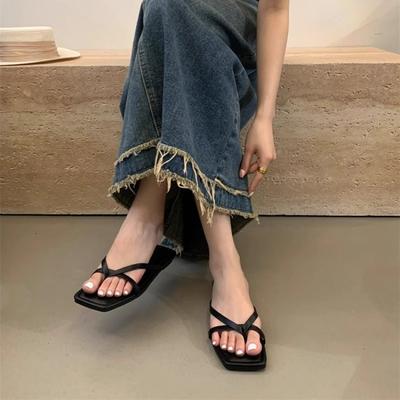 Модные летние женские шлепанцы 2025 Новая модная плоская обувь с перемычкой между пальцами Повседневные уличные нескользящие пляжные шлепанцы Женские сандалии с квадратным носком