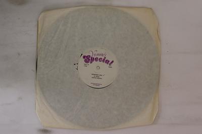 12-дюймовая пластинка DENNIS BROWN - Deceiving Girl / Dance Hall Mix YS016 Yvonne's Specia 1984 Великобритания Регги, Ска и Даб Б/у