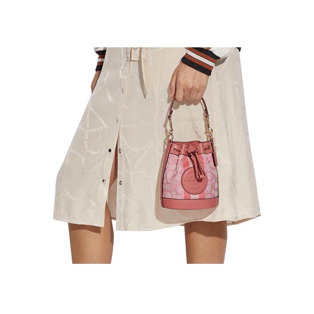 Coach Сумка-ведро Dempsey 14 Color Block с логотипом C на шнурке из кожи Женские сумки Розовый цвет цветущей вишни Розовый цвет розы C8322-IMRRJ