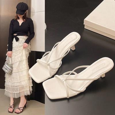 Женские крутые шлепанцы на высоком каблуке с квадратным носком, тонкими ремешками и открытым носком, новая летняя обувь 2025 года в сказочном стиле, подчеркивающая темперамент.