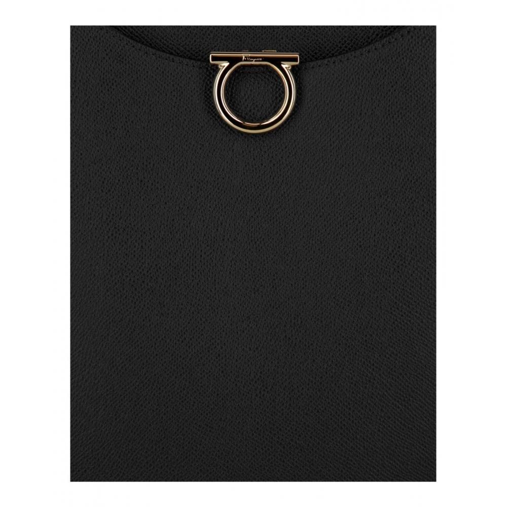 Salvatore Ferragamo Кожаная сумка через плечо Gemini черного цвета