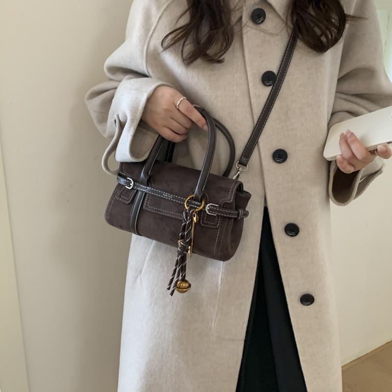 Ретро замшевая маленькая сумка женская 2025 новая модная универсальная сумка-мессенджер изысканная супер огонь портативная маленькая квадратная сумка