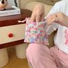 Стильный маленький тканевый мешочек на кулиске для организации косметики и предметов первой необходимости