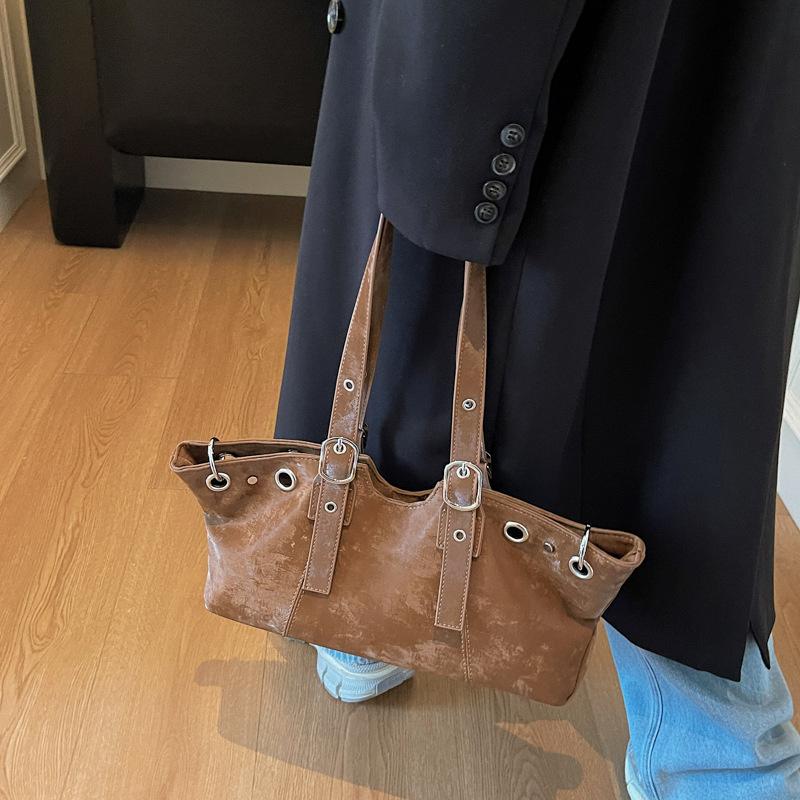 Полая заклепка Пряжка ремня Сумка-тоут через плечо под мышкой Большой вместимости Дизайнерская женская сумка-тоут Модная сумка для поездок на работу Сумка с верхней ручкой CLE