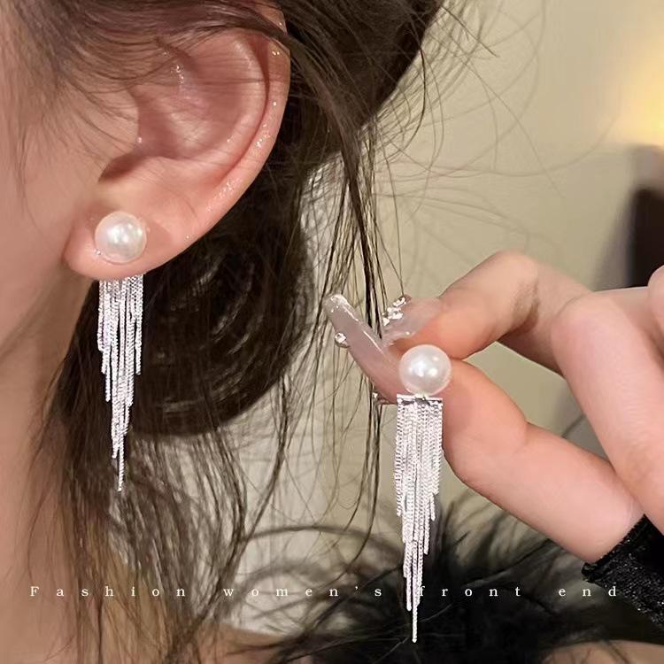 Серьги-бабочки с цирконом: Роскошь, универсальность, тренд сезона осень/зима