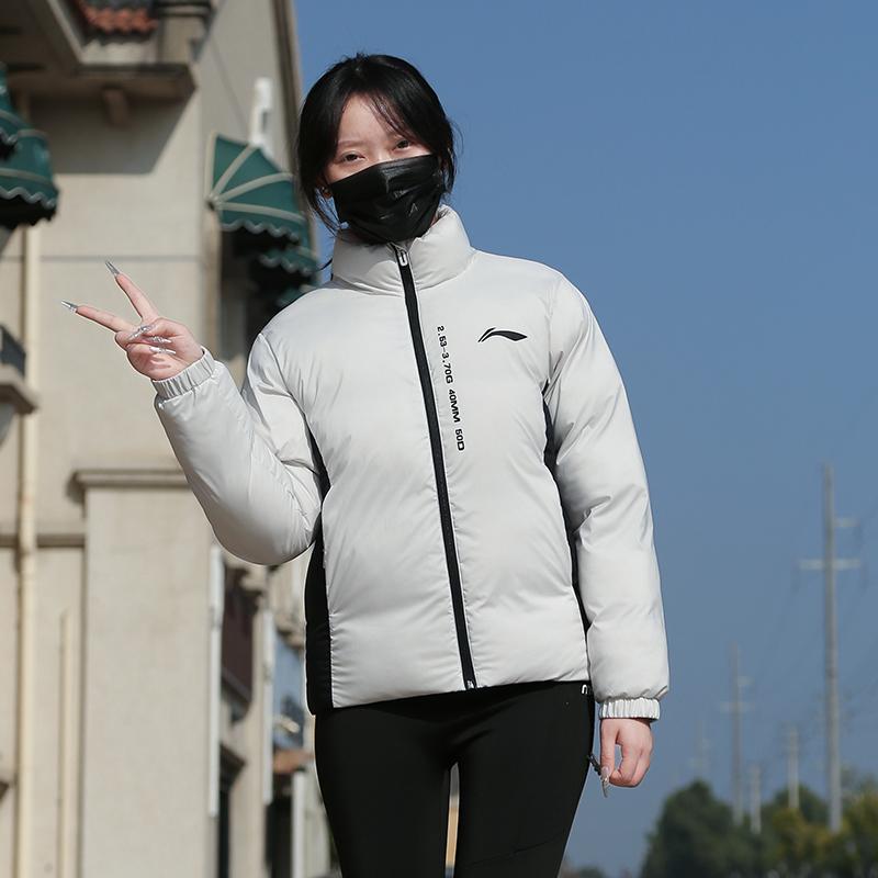 Li Ning Color Block Letter молния воротник стойка удобная дышащая универсальная короткая хлопковая куртка мужская куртка белая AJMU219-2