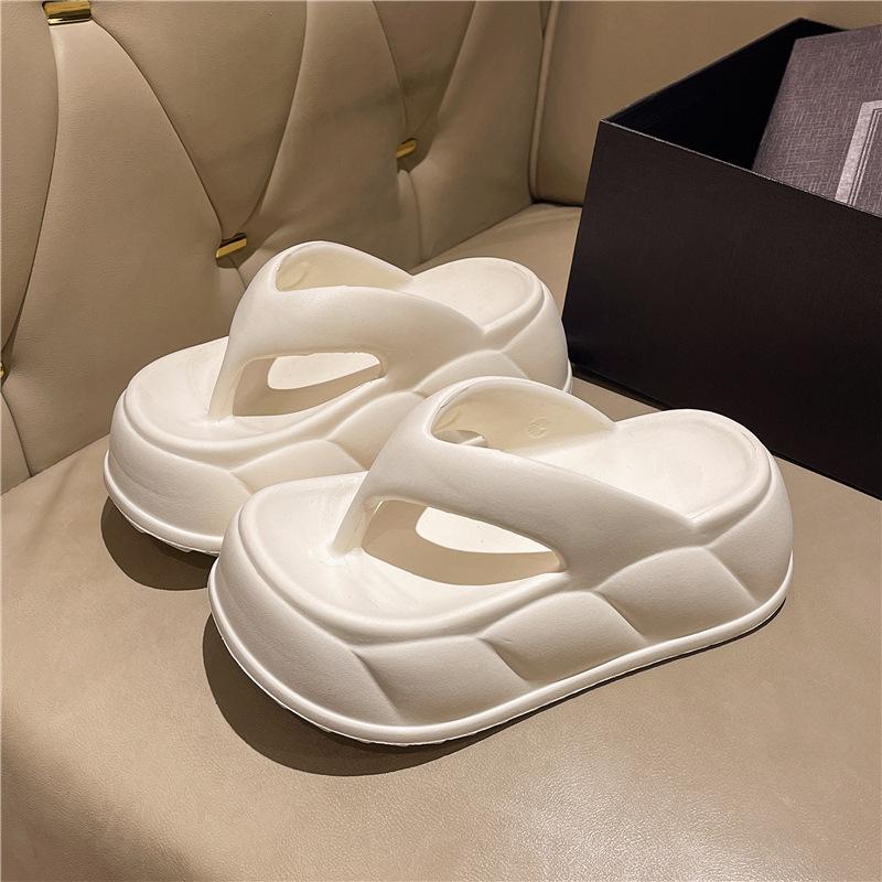 Новые шлепанцы на толстой подошве женские летние модные универсальные пляжные крутые тапочки для улицы