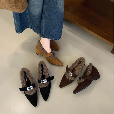 2025 новая зимняя замшевая обувь на танкетке с острым носом и ремешком с пряжкой для женщин