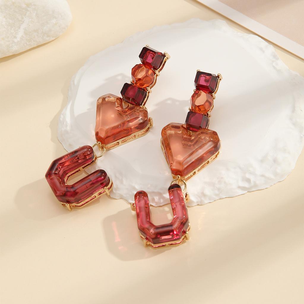 Модные серьги-сердечки необычной формы с вышивкой