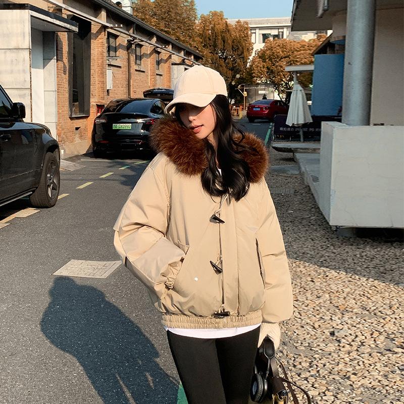 Женская короткая ветрозащитная теплая зимняя куртка с капюшоном и большим меховым лацканом