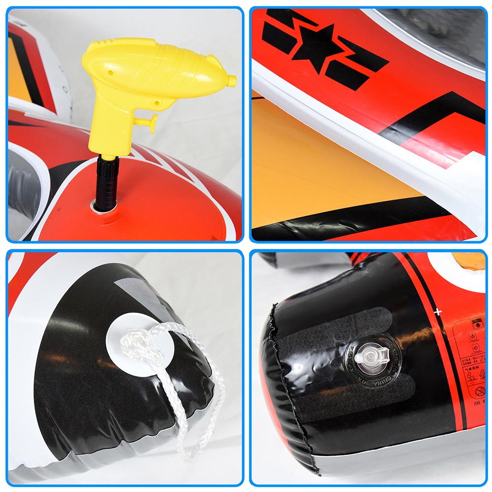 Надувной мультяшный самолет, надувные плавательные круги. Шезлонг в летних забавных надувных кругах для плавания.