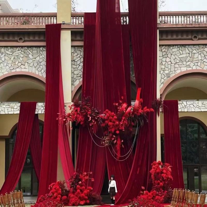 Роскошный задник для свадьбы и драпировка стола из красного золотистого бархата