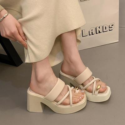 Толстая подошва толстый каблук водонепроницаемая скатерть тапочки с носком женская летняя одежда 2025 новый сказочный стиль с юбкой высокий каблук крутые тапочки