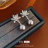 Серебряные серьги-снежинки с иглами из циркония и жемчугом - элегантный модный аксессуар на осень и зиму