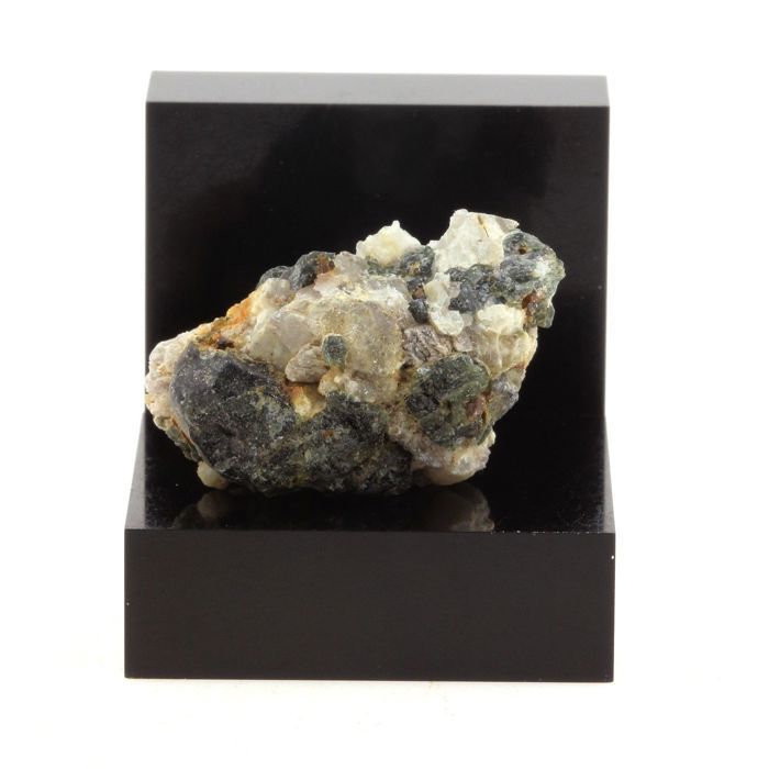 Pierres et Minéraux. Mimetite. 30.2 ct. Grenville, Québec, Canada.