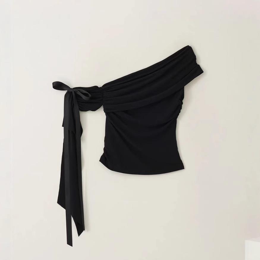 Футболка с открытыми плечами и нерегулярным косым воротником