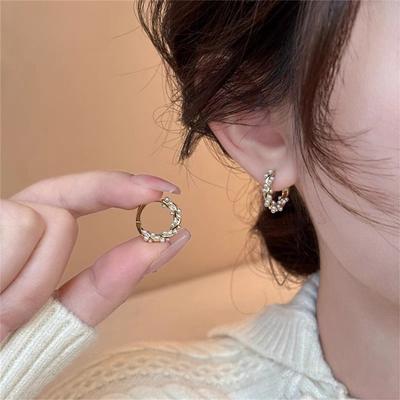 Изящные серьги-кольца с жемчугом 2025 года новые серьги нежный темперамент универсальные пусеты