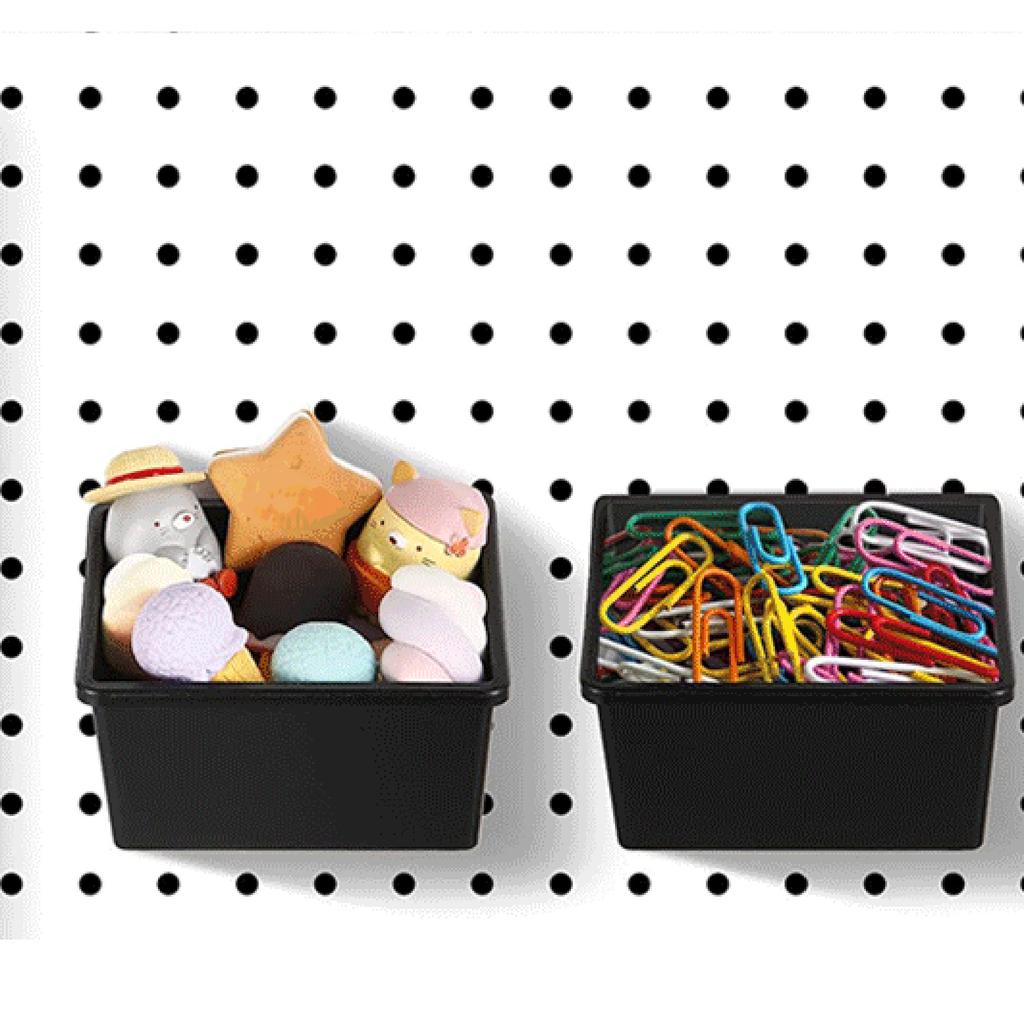 Эффективные контейнеры для хранения из перфорированной доски с крючками и этикетками Практичная корзина из перфорированной доски Эффективное решение для хранения оборудования