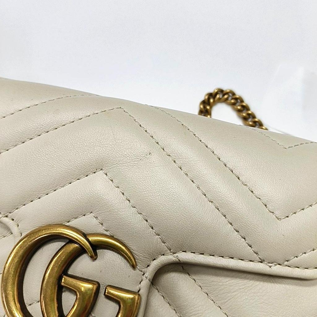 [Pre-Owned] GG Marmont Gold Logo Distressed Quilted Leather Mini Crossbody Bag - Good #9HPOZL