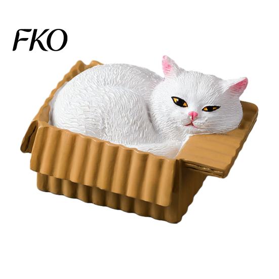 Small Desktop Ornament for Cat Lovers Mini Ornaments, Simulation Express Carton with Resin Kitten Figurines, Cute Healing Desk Accessory Car Dashboard