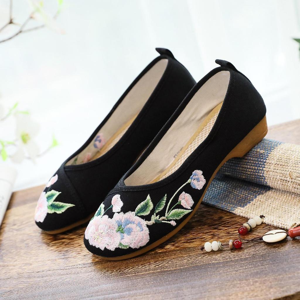 Женские туфли в этническом стиле из вышитой ткани с подошвой из коровьей кожи, низким каблуком и неглубоким носом — идеальный вариант для весны и осени.