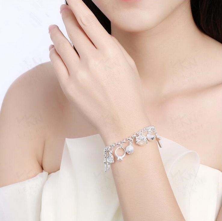 Модный женский браслет с подвесками