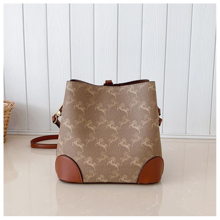 Трендовая сумка-тоут для通勤 2025: Модная сумка-ведро через плечо и на плечо